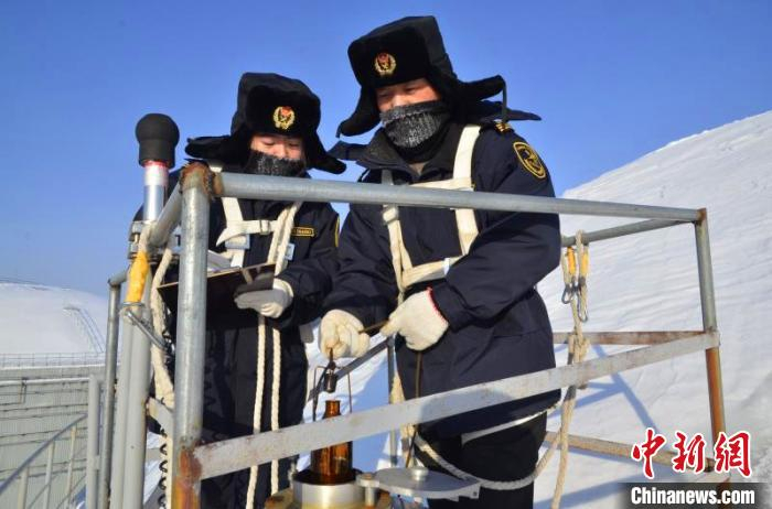     海关关员冬季登上30米高储油罐进行打尺查验。　胡树伟　摄