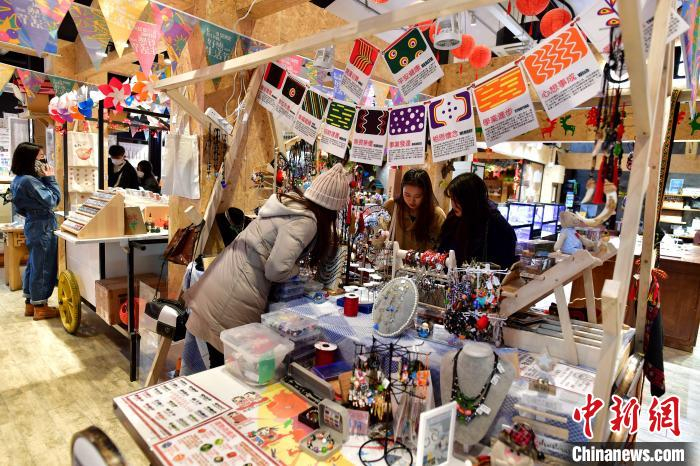 图为唯美客文创聚落内，游客正在挑选文创商品。　张斌 摄