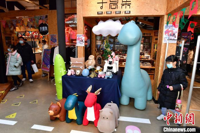 图为唯美客文创聚落内，游客正在挑选文创商品。　张斌 摄