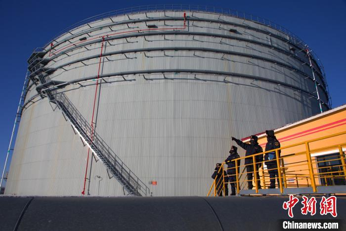 海关关员在中俄原油管道漠河首站执行原油进境监管任务。　胡树伟 摄