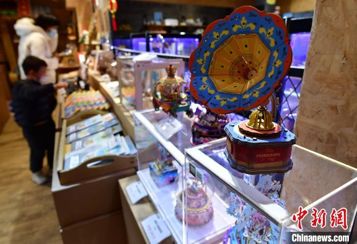 图为市民在唯美客文创聚落挑选台湾知名文创品牌“纸箱王”文创产品。　张斌 摄