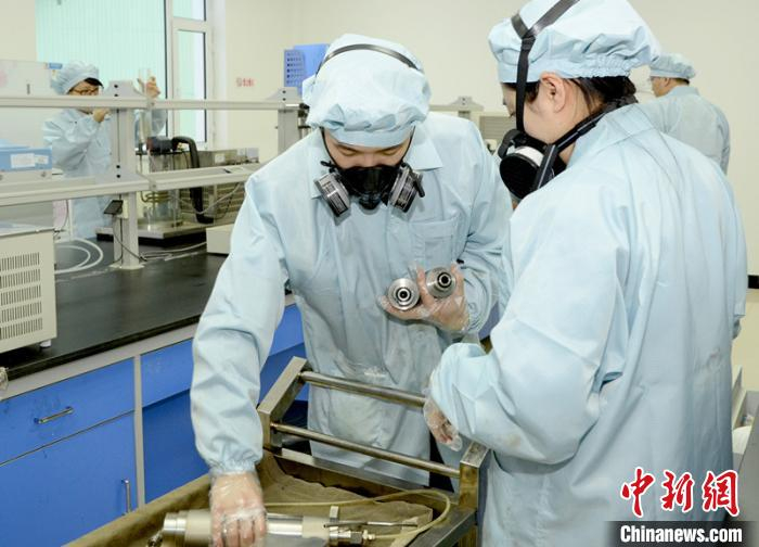 海关关员在实验室对进境原油进行品质检测。　胡树伟 摄