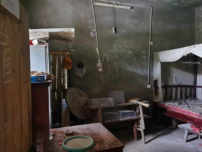 案发当晚，被刘某会锤杀的蒋某银俯卧在床前木凳位置的沙发床上。本文图片&nbsp;澎湃新闻记者 谢寅宗 图