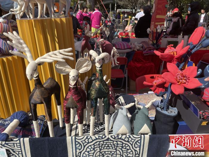 贵州省黔南布依族苗族自治州等地秀娘、染娘所作的作品 蔡敏婕 摄