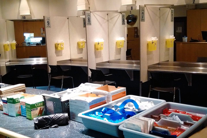 在美国之前，加拿大、澳大利亚和欧洲已建立了大约有100个毒品安全使用中心。加拿大截至去年有39个注射点在运营，其中最繁忙的注射点每天有超过500人访问。（图自加媒）