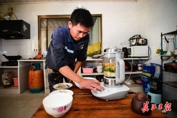 每天的三餐饭，李家都是用心去做。记者史伟 摄