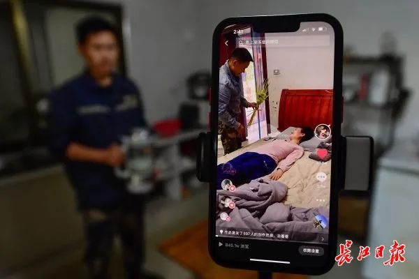 李家把照顾妻子的点滴生活拍成视频发布在短视频平台上。众多网友看到后纷纷点赞。记者 史伟 摄