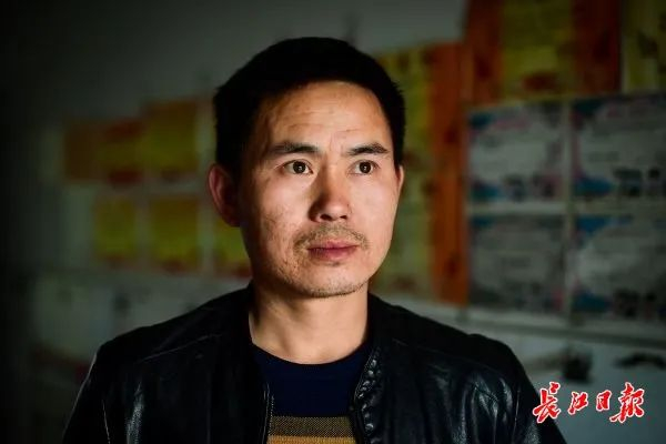 心中有爱，眼里有光。多年来，李家一直悉心照顾妻子，他坚信会有奇迹出现，以后的日子会更好。记者 史伟 摄