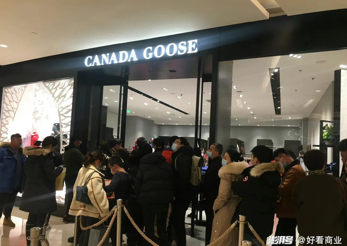 消费者在加拿大鹅门店排长队；图源：网络