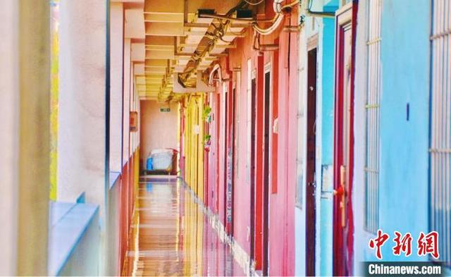 图为彩色“迷宫楼”内部楼道。 殷缘 摄 