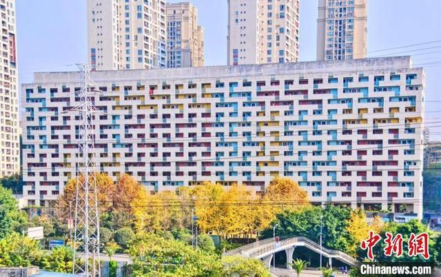 图为远看彩色“迷宫楼”犹如漫画中的建筑。 殷缘 摄 