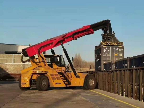 车站正在组织集装箱装煤装车作业（央广网发 中铁西安局集团公司供图）