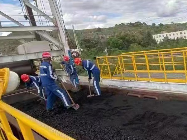 工人师傅正在对敞车装煤进行平整作业（央广网发 中铁西安局集团公司供图）