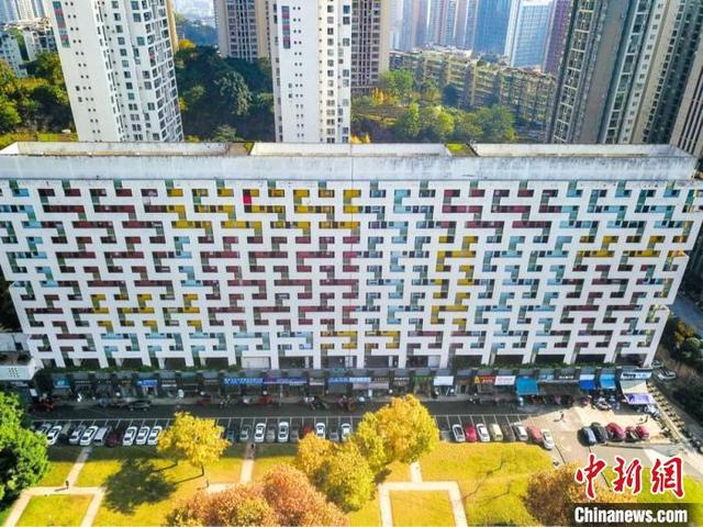图为外观酷似迷宫的彩色建筑。 殷缘 摄 