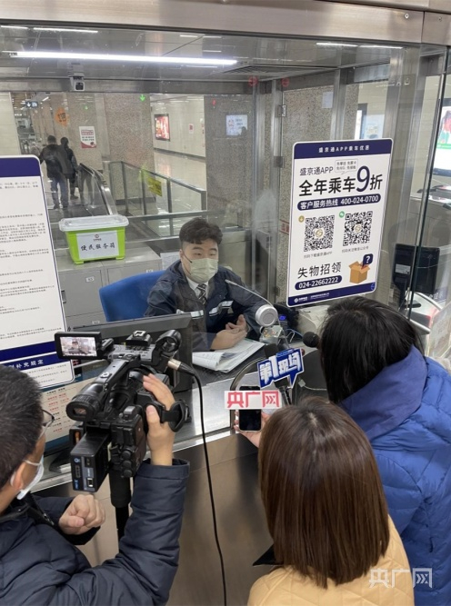 售票口也可购买口罩（央广网发 马瑛摄）