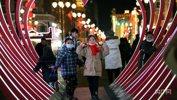 11月30日晚，新疆国际大巴扎灯火通明，孩子们正在这里嬉戏。罗成 摄   央广网发