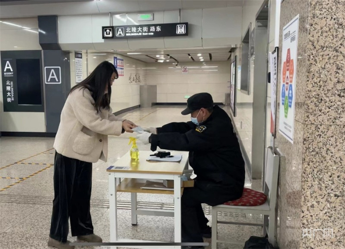 乘客手机扫码支付购买口罩（央广网发 马瑛摄）