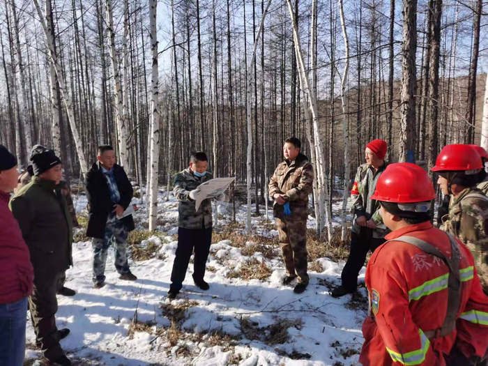林场学习传达党的十九届六中全会精神。
