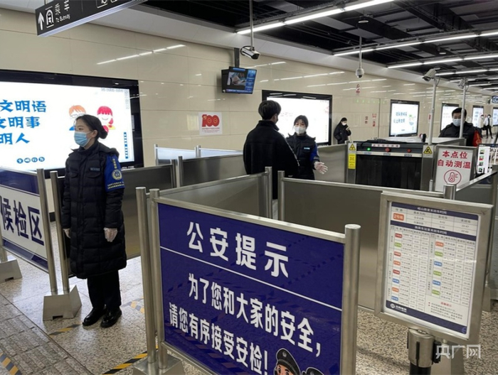 进站检查（央广网发 马瑛摄）