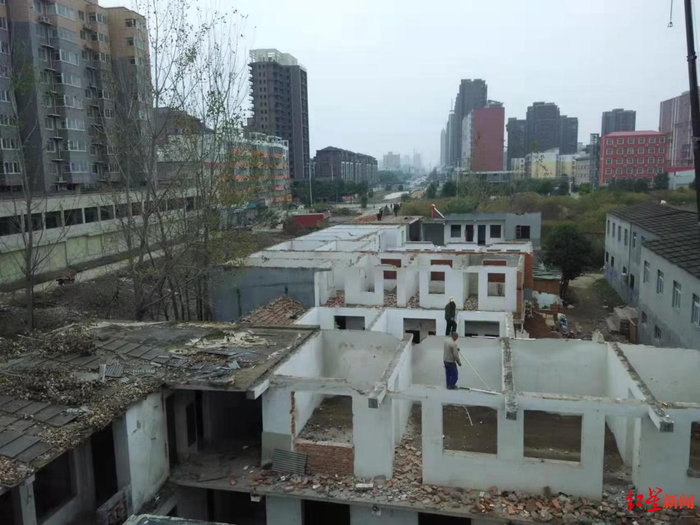 ▲村民们签订协议后对原房屋进行拆除