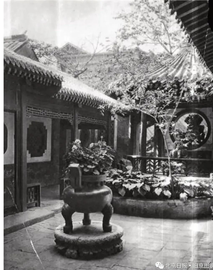 喜龙仁《中国园林》中的插图，拍摄了这座宅园中的北侧圆亭。