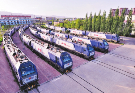 整装待发的和谐2型电力机车。