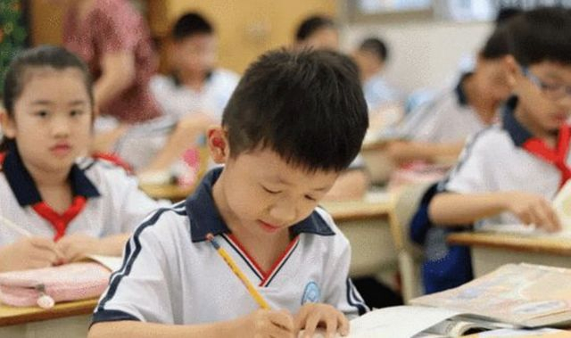 学生上演抄作业翻车现场,13抄成B不算啥,王者级别一看就有经验