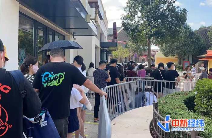 ▲排队购买迪士尼周边的人群