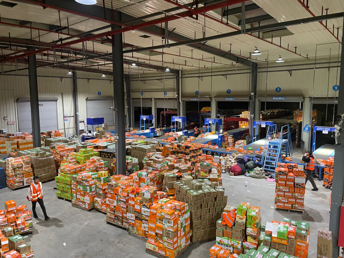 ▲11月下旬，安远县物流分拨中心的仓库一角，布满了整装待发的赣南脐橙。陈凯 摄