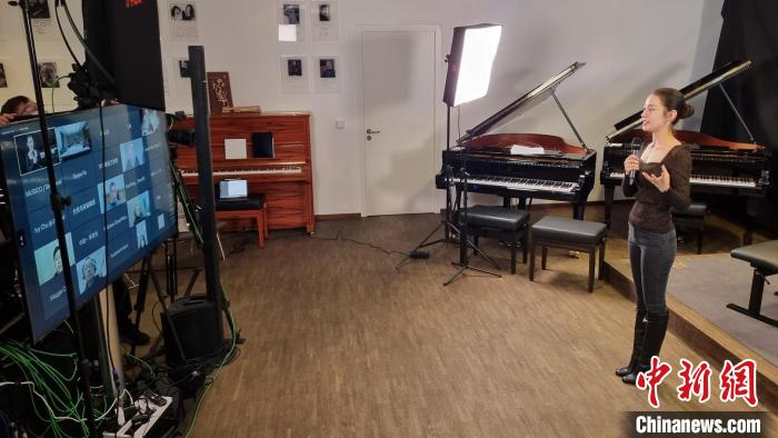 钢琴家吉娜·爱丽丝在线上与媒体分享自己的首张个人专辑 环球音乐供图