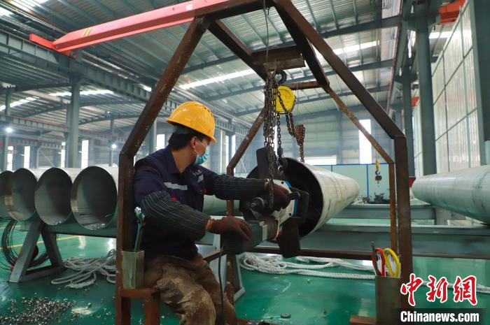 周宁县不锈钢深加工产业园内企业员工正在作业。　王珊珊 摄