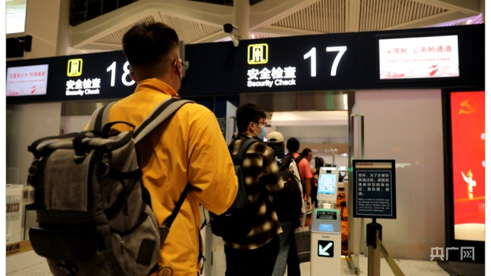 旅客通过预安检闸机 央广网发 晁聪 摄