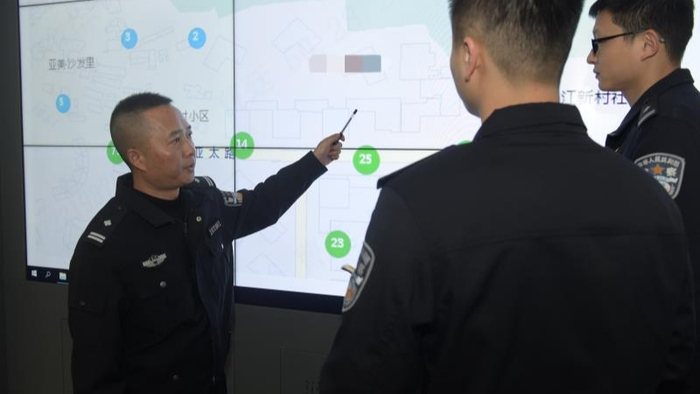 民警利用高科技手段追踪（央广网发 南岸区公安分局供图）