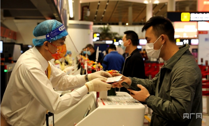 首批旅客办理值机 央广网发 晁聪 摄