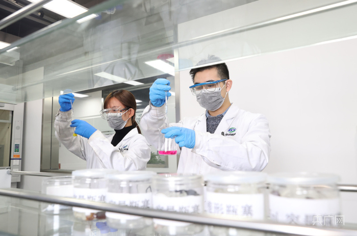 科建高分子材料（上海）股份有限公司工作人员正在进行测试（央广网发 受访者供图）