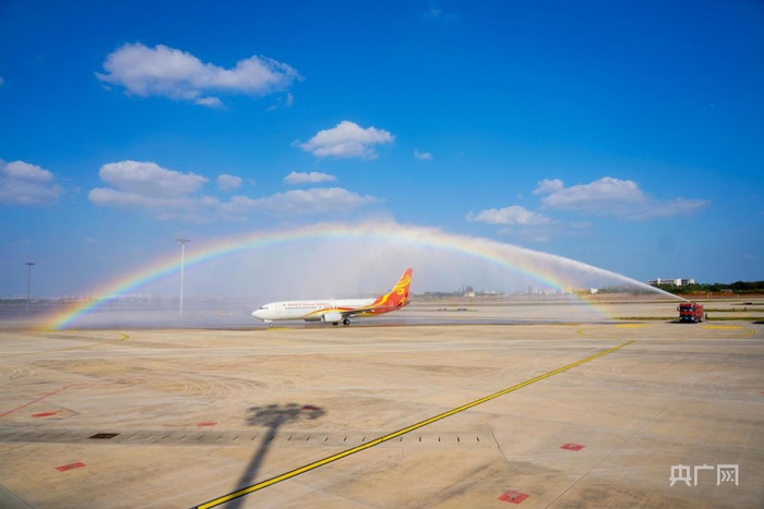 “水门仪式”迎接首架落地海口航班 央广网发 严锐 摄