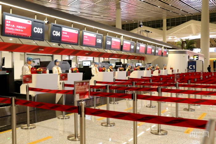 值机岗位工作人员全面到位 央广网发 晁聪 摄