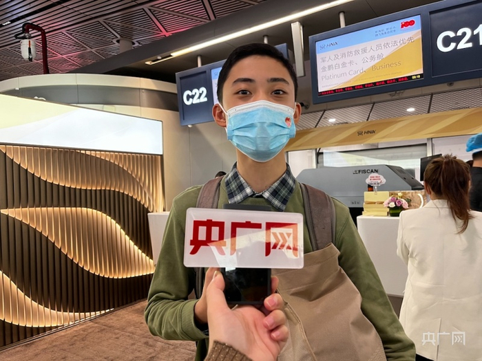 郭怀泽介绍他的“首飞体验” 央广网记者 蔡文娟 摄