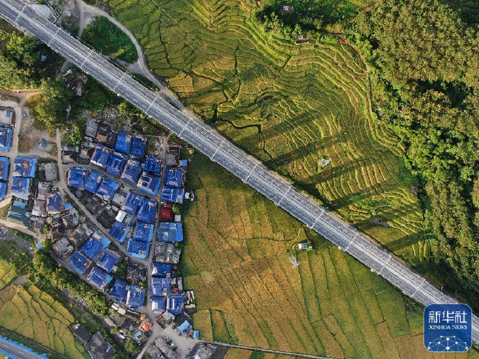 △2021年9月11日在云南西双版纳傣族自治州勐腊县境内拍摄的中老铁路。