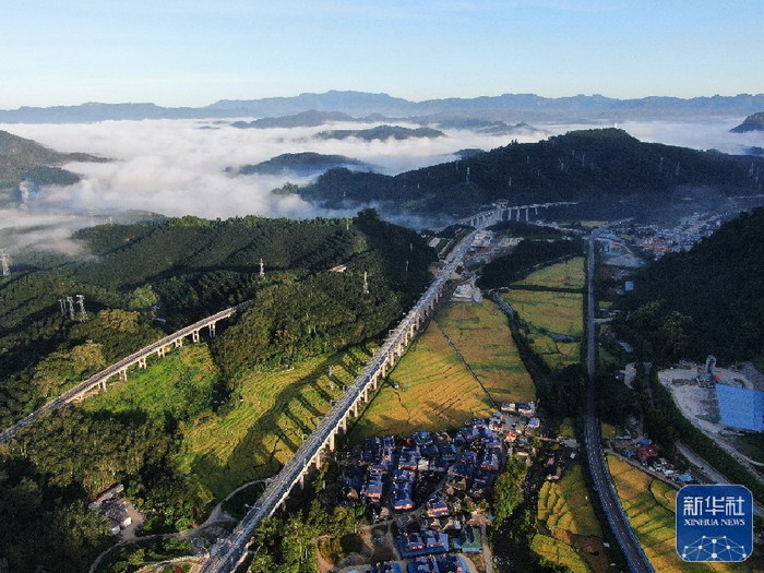 △2021年9月11日在云南西双版纳傣族自治州勐腊县境内拍摄的中老铁路（中）与昆曼大通道。