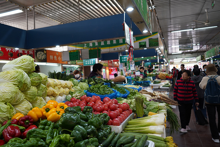 新市菜市场，人气集中在早上。