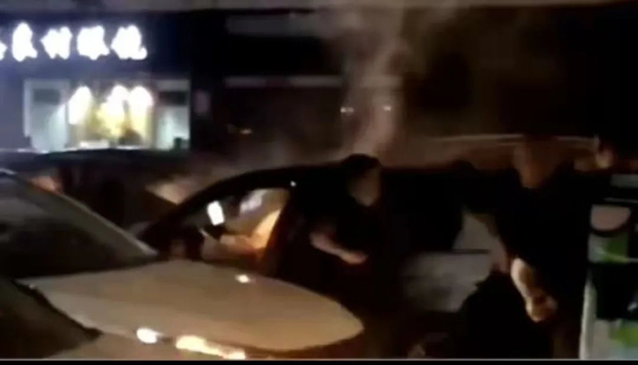 ▲5月29日晚，肇事者吉某某持刀捅向邱绍春的视频截图。网络截图 