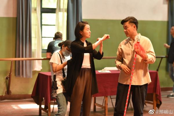 吴越和邢岷山在拍摄现场