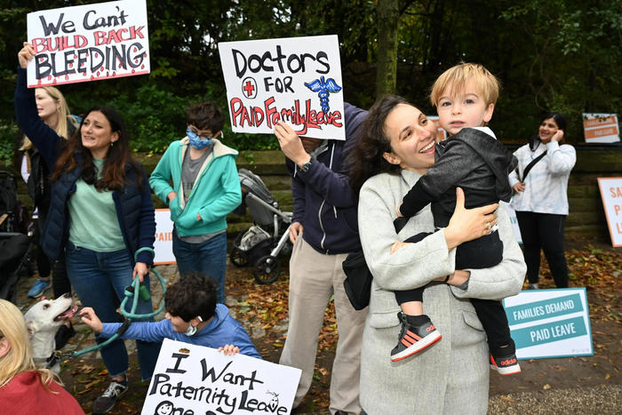 △美国妈妈在街头呼吁带薪产假（图源：华盛顿邮报）