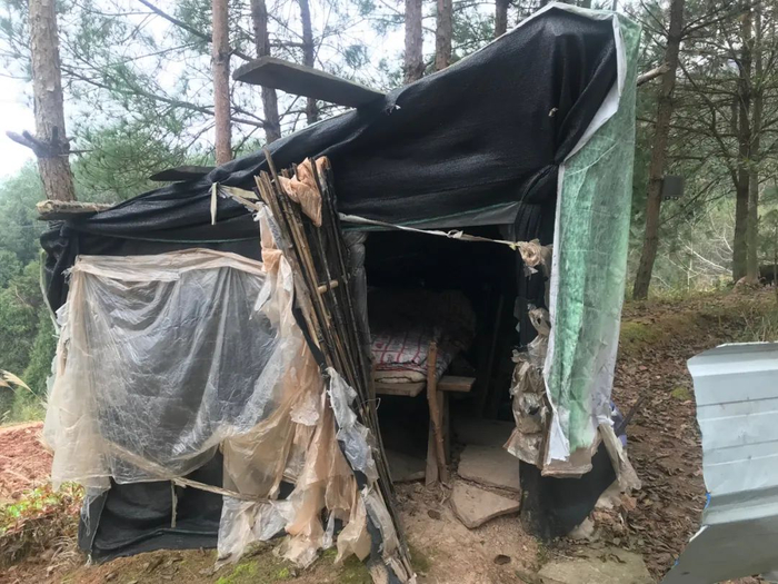 ▲吴青莲住的窝棚，由木条、竹片和广告布、油布、防晒布潦草搭建而成。新京报记者 杨柳 摄