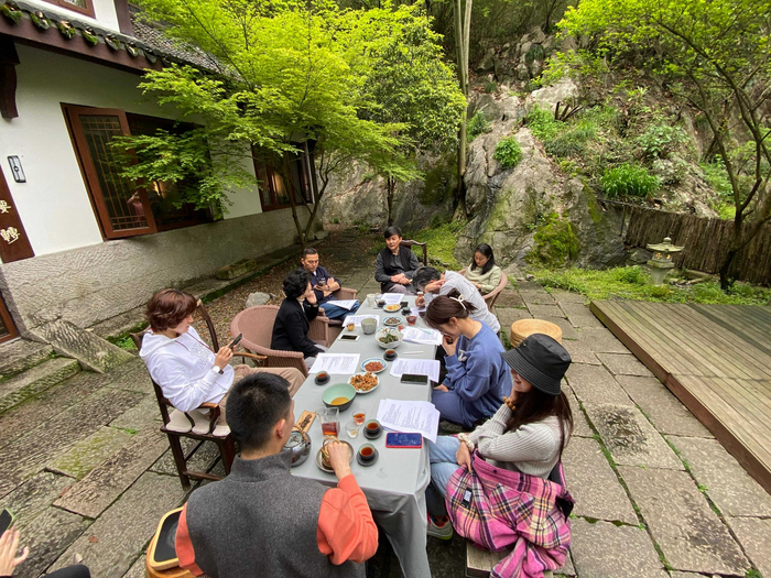 在邢岷山家的院子里剧本围读