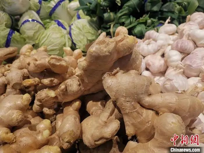 北京西城区某菜市场售卖的生姜。中新网记者 谢艺观 摄