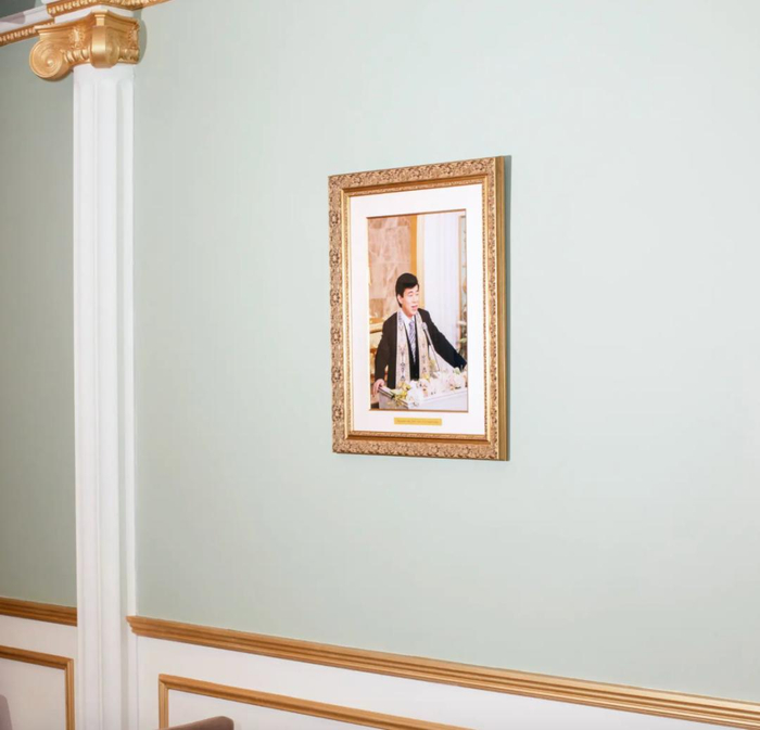 ▲“幸福科学教”摆放在活动地点的大川隆法照片 来源：《纽约时报》