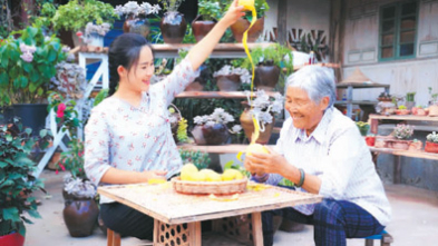 “滇西小哥”和阿太一起削木瓜