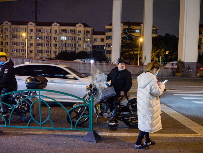 2020年冬，上海一条主干道边，行人、助动车和小汽车。澎湃新闻记者 周平浪 图